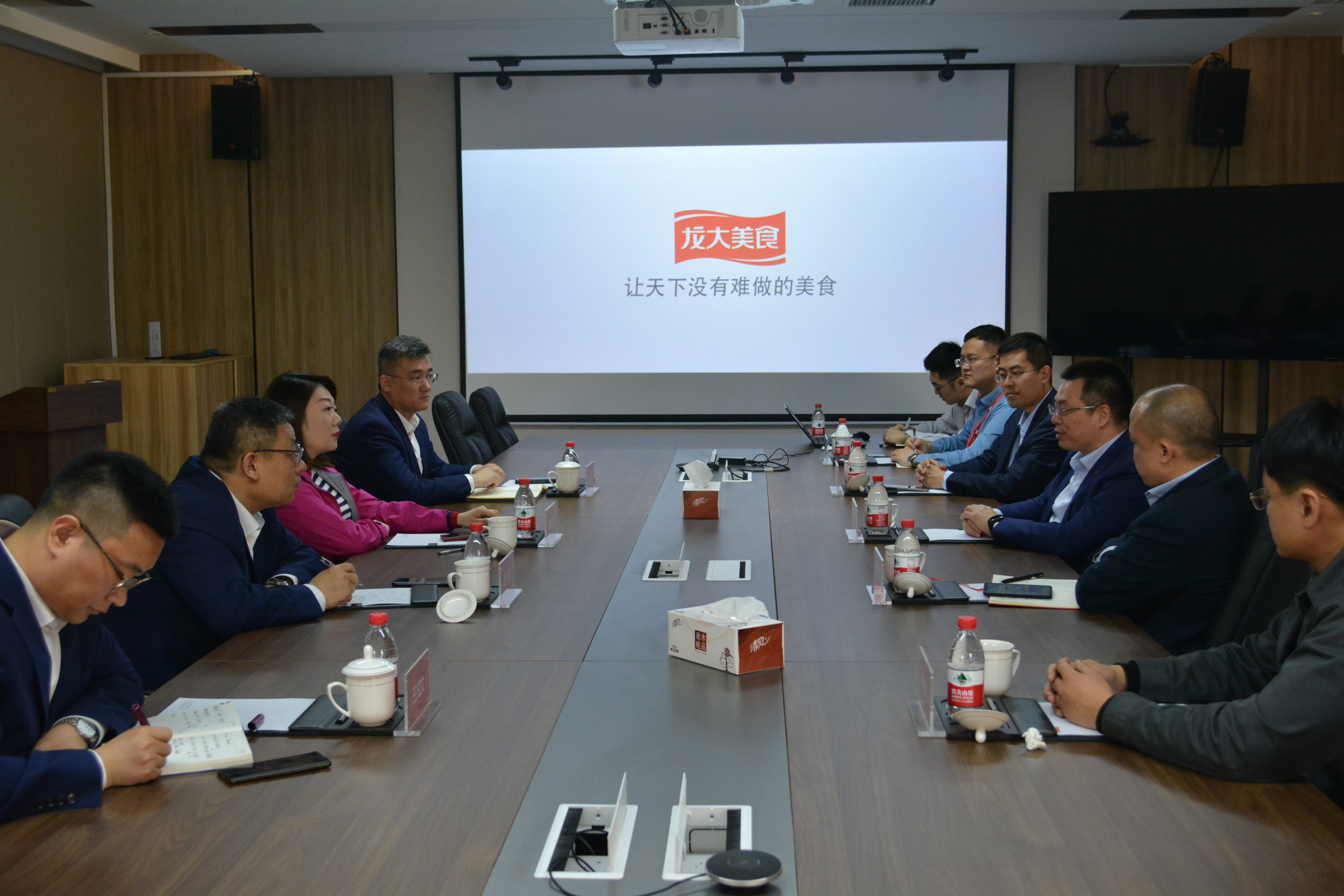 齊魯銀行煙台分(fēn)行行長(cháng)張立群一行到訪龍大美食，共同探讨加深金融合作(zuò)